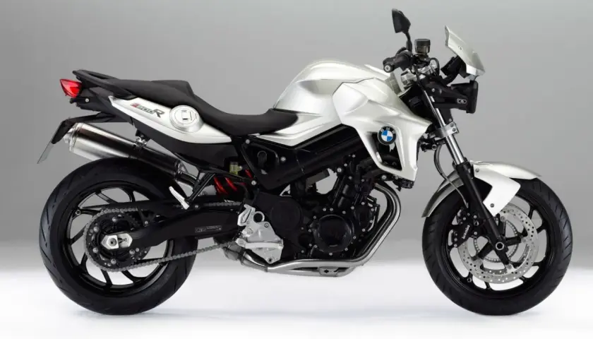 Srebrny motocykl BMW 800R z czarnym siedzeniem i detalami, prezentujący sportowy design i moc.