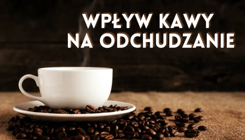 Biała filiżanka kawy na ziarnach kawy. Napis: "Wpływ kawy na odchudzanie". Czy dieta kawowa pomoże Ci schudnąć?