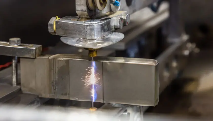 Precyzyjne toczenie aluminium z iskrzącym drutem elektroerozyjnym. Proces obróbki metalu.