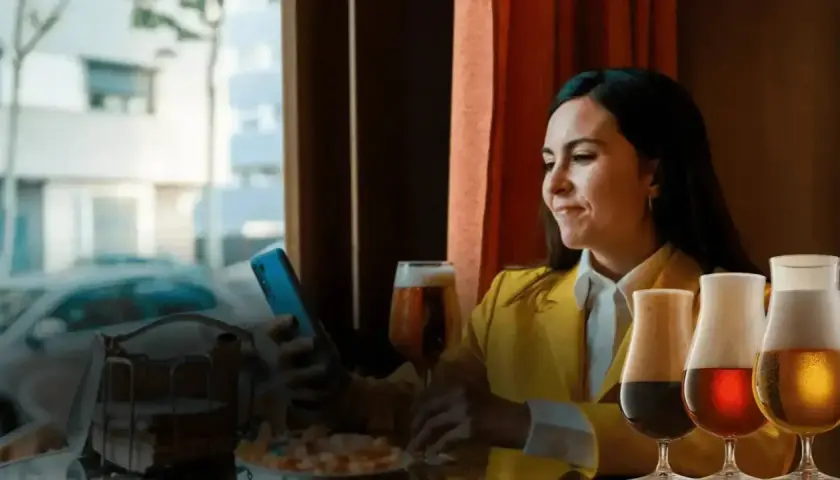 Donna con smartphone e bicchieri di birra. Scopri come si può comprare il birg online per gustarlo comodamente.