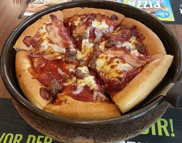 Ile cm ma duża pizza w Pizza Hut? Zaskakujące różnice w rozmiarach