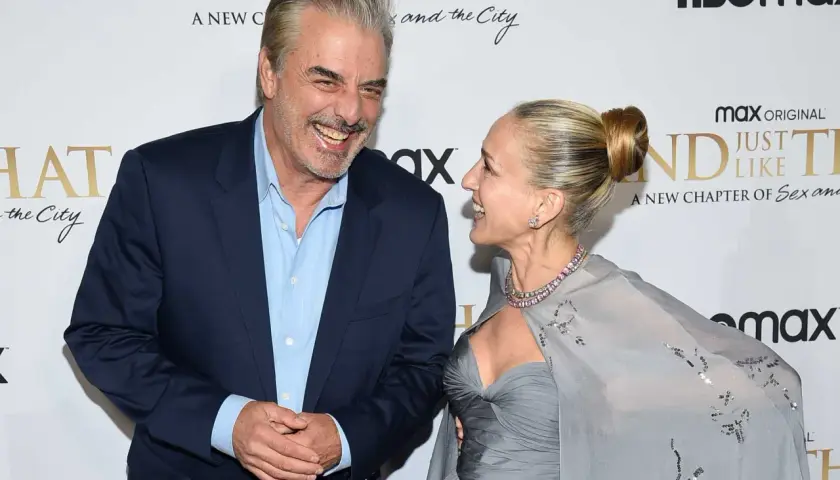 Chris Noth och Sarah Jessica Parker, kända från rollistan i Sex and the City, skrattar hjärtligt vid en premiär.