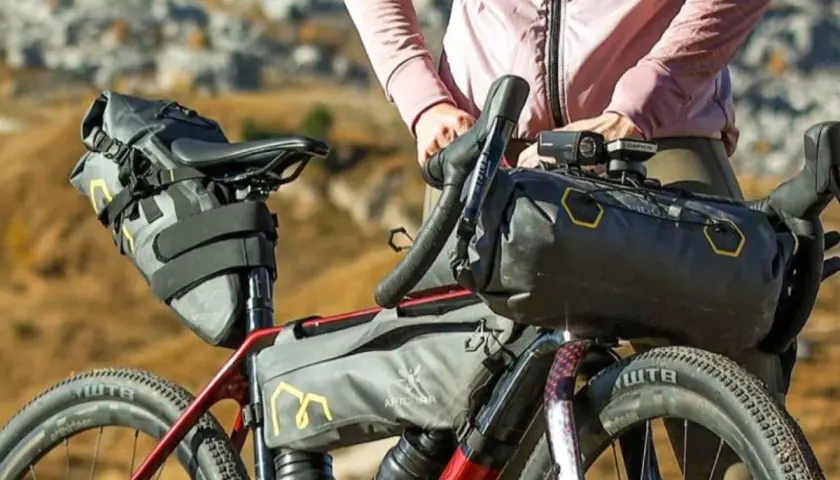 Bicicleta lista para aventuras, con alforjas para rutas bikepacking España. Equipamiento esencial para explorar caminos.