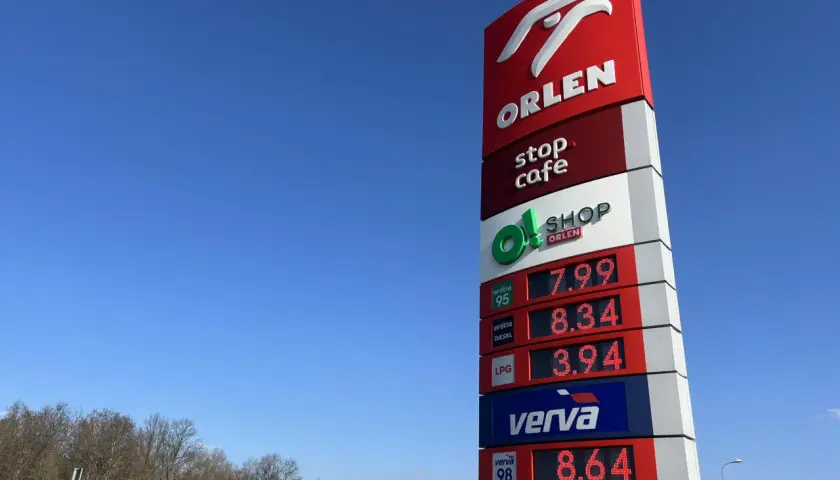 Znak stacji paliw Orlen z widocznymi cenami paliw: benzyna 95, diesel, LPG i Verva.