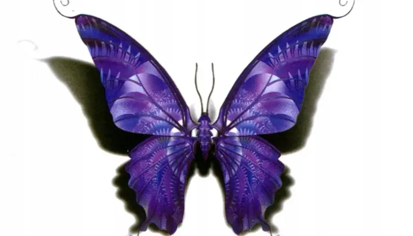 Efektowny tatuaż motyl 3d czarny, z fioletowymi skrzydłami, wygląda jak prawdziwy.
