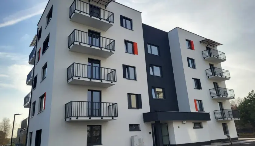 Nowe osiedle Sosnowiec: nowoczesny blok z balkonami i czarno-białą elewacją.