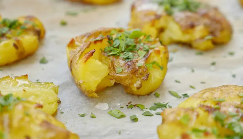 Krispiga, gyllene smashed potatis toppade med färsk persilja och havssalt. Perfekt tillbehör!