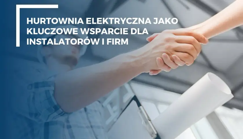 Hurtownia elektryczna wspiera instalatorów. Dwie dłonie ściskają się na tle planów i pracownika budowlanego.