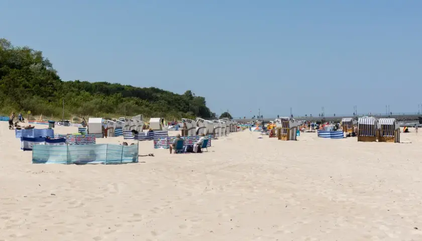 Kołobrzeg plaża wschodnia czy zachodnia – która jest lepsza dla rodzin?