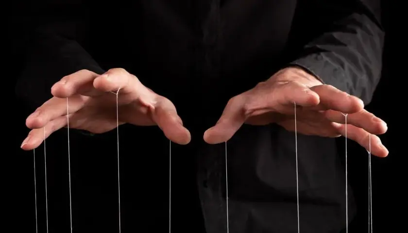 Dłonie jak marionetka, sterujące nićmi. Tak właśnie wygląda wmawianie komuś czegoś, czego nie było, manipulacja.
