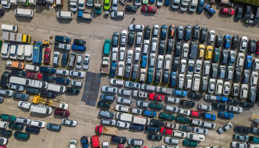 Lecisz samolotem? Pamiętaj o parkingu!
