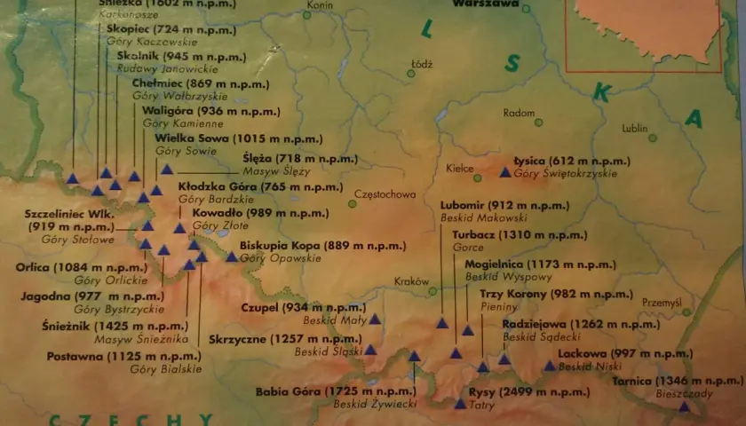 Mapa Polski z zaznaczonymi szczytami, ukazująca korona gór polskich i ich wysokość.