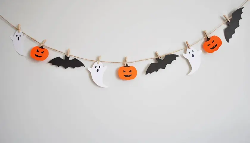 Festosa ghirlanda di zucche, fantasmi e pipistrelli, perfetta per le decorazioni Halloween fai da te bambini.