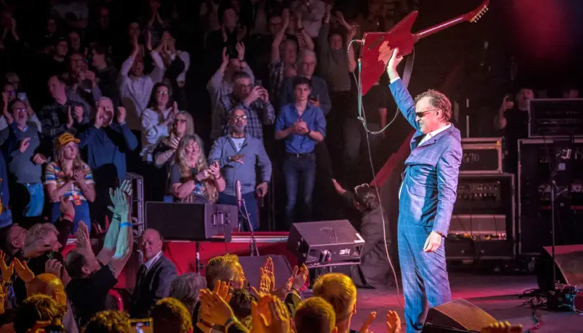 Joe Bonamassa tackar publiken med sin gitarr höjd. Ett kommande evenemang med Joe Bonamassa blir garanterat en succé!