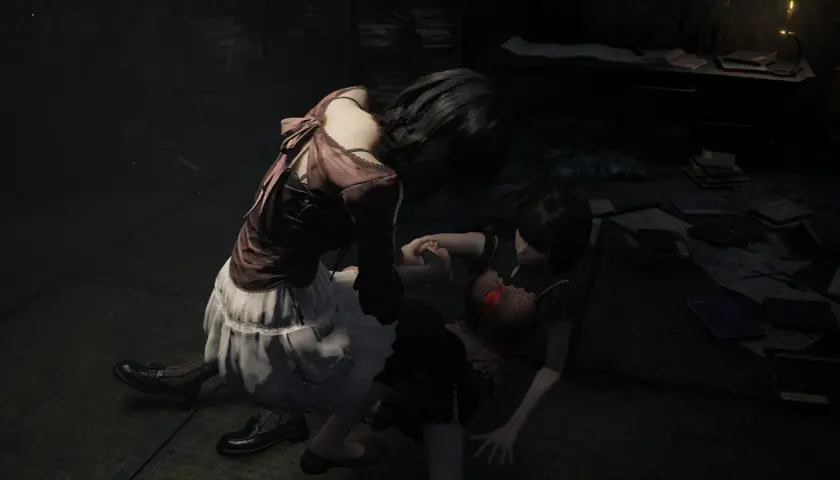 Dwie dziewczynki w mrocznym pokoju, jedna klęczy, druga leży. Scena jak z gry **Fatal Frame**.