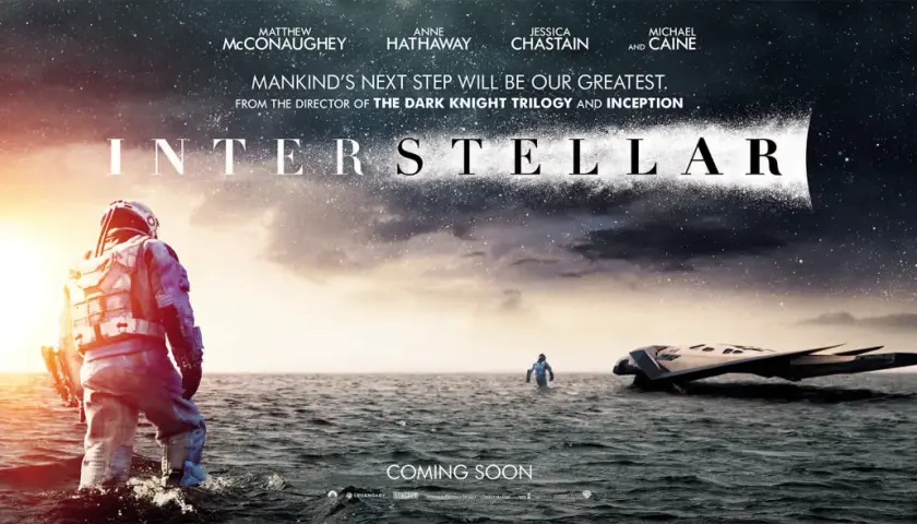 Un astronauta emerge dall'acqua, guardando verso un tramonto stellare. La locandina di Interstellar, un'epica avventura spaziale, promette una recensione da non perdere.