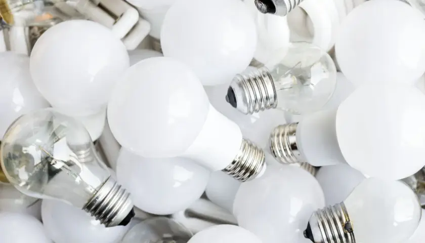 Montón de bombillas, algunas transparentes y otras blancas. Aprende como saber si una bombilla es led observando su diseño.