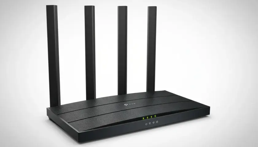 Czarny router Wi-Fi z czterema antenami, idealny do domu. Zastanawiasz się, jaki router do domu wybrać? Ten model oferuje stabilne połączenie.
