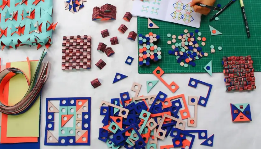 Exploration de la **formation design textile** avec des formes géométriques colorées, des tissages et des découpes.