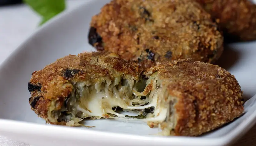 Polpette di melanzane calabresi dorate e croccanti, con un cuore filante di formaggio.