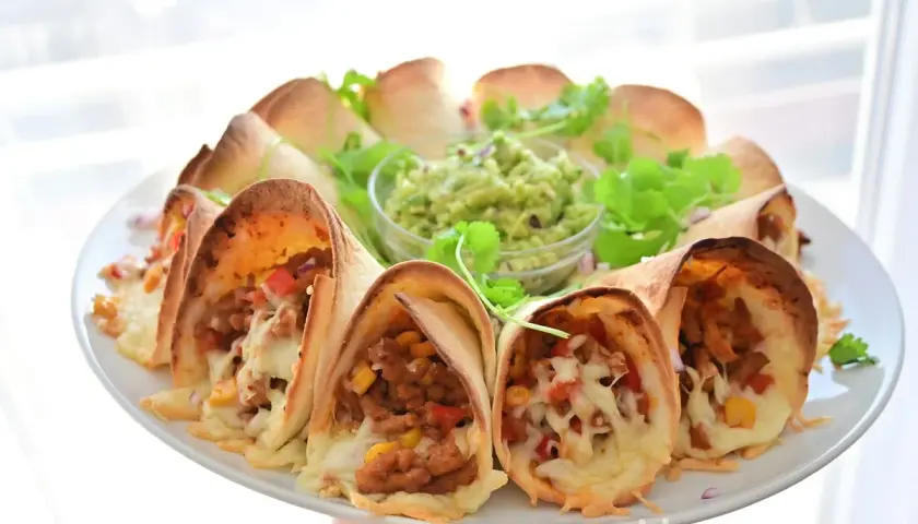 Pyszne rożki z tortilli na zimno, wypełnione mięsem mielonym, warzywami i serem, podane z guacamole.
