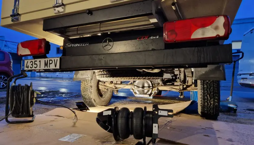 Componentes de suspensión neumática listos para instalar en una Mercedes Sprinter 4x4.
