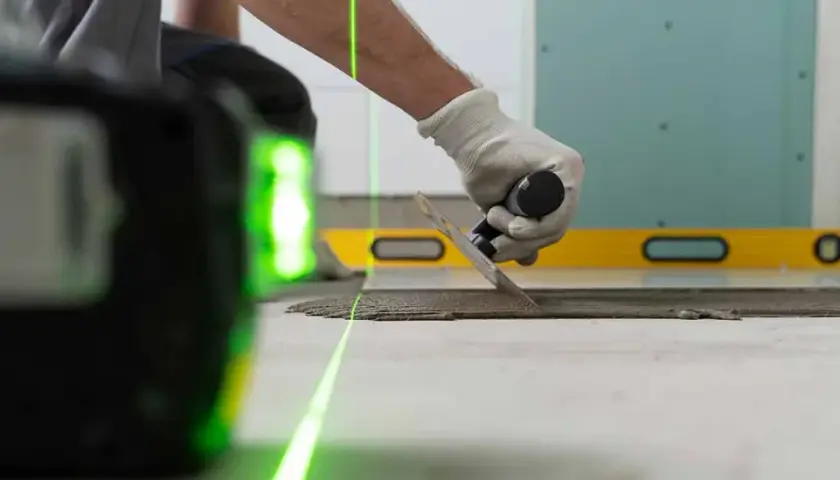 Jaką poziomicę laserową wybrać, by uniknąć błędów w pomiarach?
