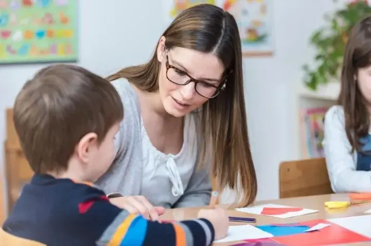 Ile trwa godzina nauczania indywidualnego? Sprawdź, co musisz wiedzieć!