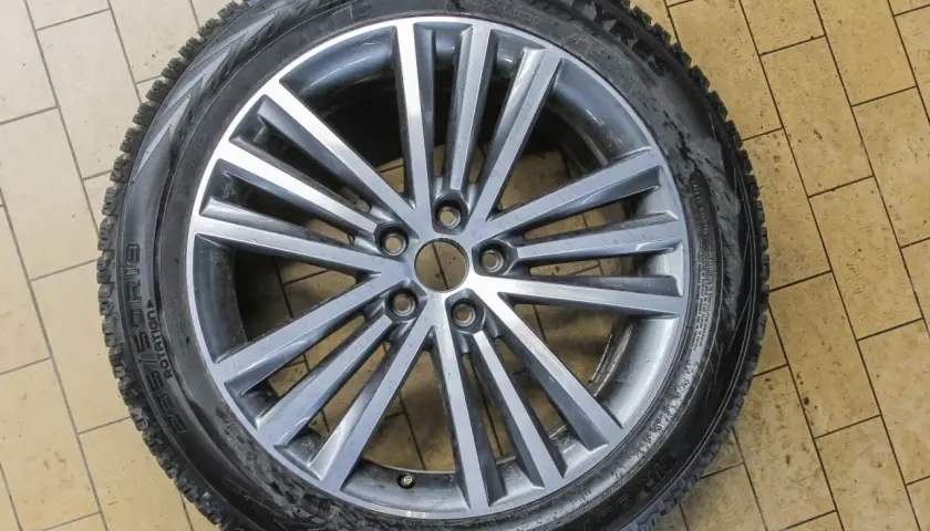 Felga z oponą zimową 225/50R19, idealna dla Corsa C, gotowa na trudne warunki.