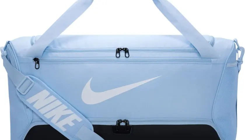Jasnoniebieska torba na trening Nike z białym logo i czarnym pasem u dołu. Idealna na siłownię i wyjazdy.