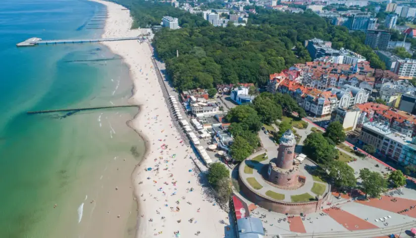 Gdzie pociągiem nad morze? Stacje tuż przy plaży!