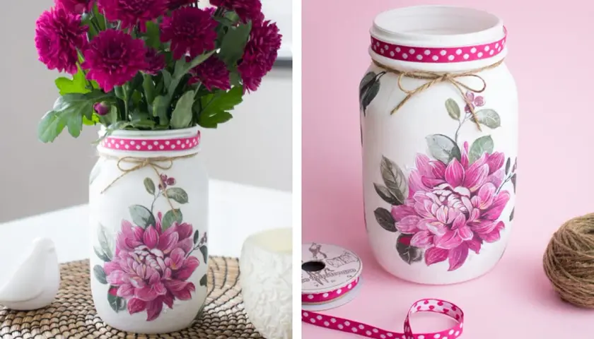 Esempi di decoupage su barattoli di vetro decorati con fiori rosa e nastri.