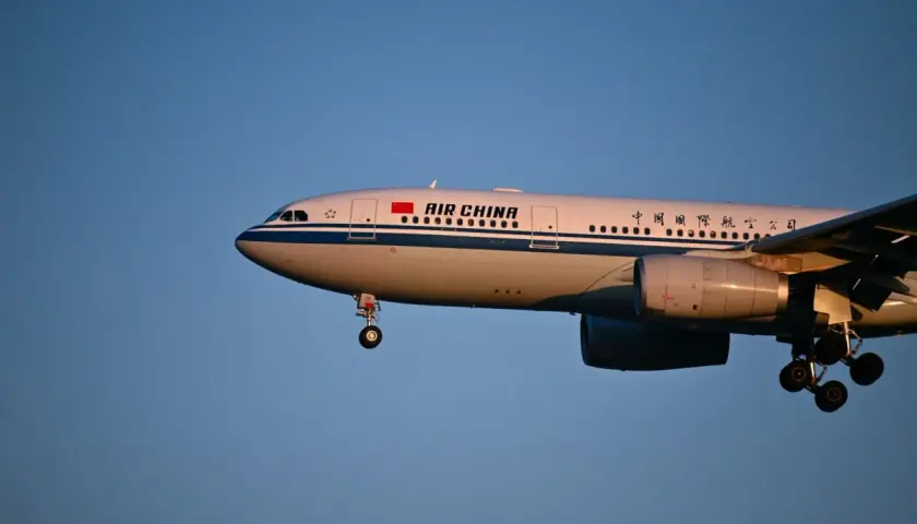 Samolot Air China z wysuniętym podwoziem, gotowy do lądowania. Wiele osób szuka pozytywnych air china opinie przed podróżą.