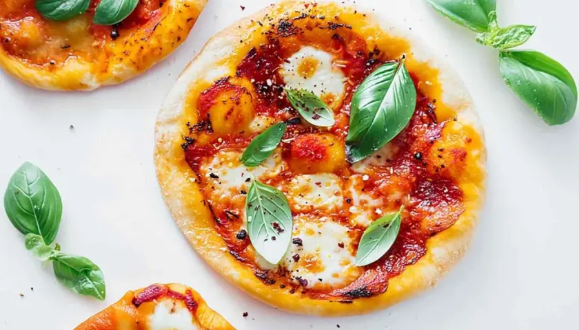 Pyszna pizza z mozzarellą, sosem pomidorowym i świeżą bazylią. Idealna na szybki lunch lub kolację.