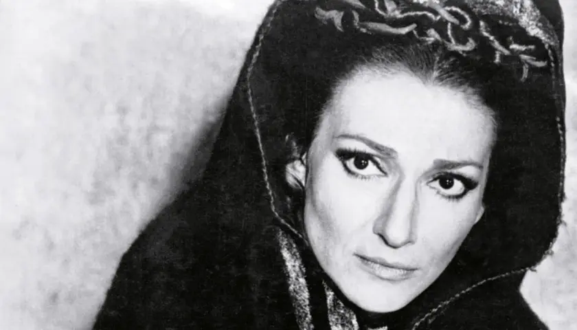 Maria Callas w dramatycznym ujęciu, z charakterystycznym makijażem. Obraz z jej biografii.