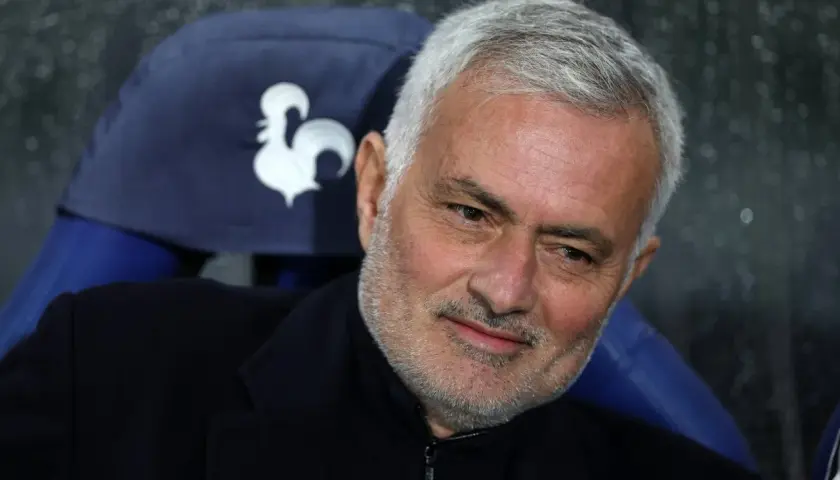 Jose Mourinho, znany trener Realu, z siwą brodą i zmęczonym spojrzeniem, siedzi na ławce.