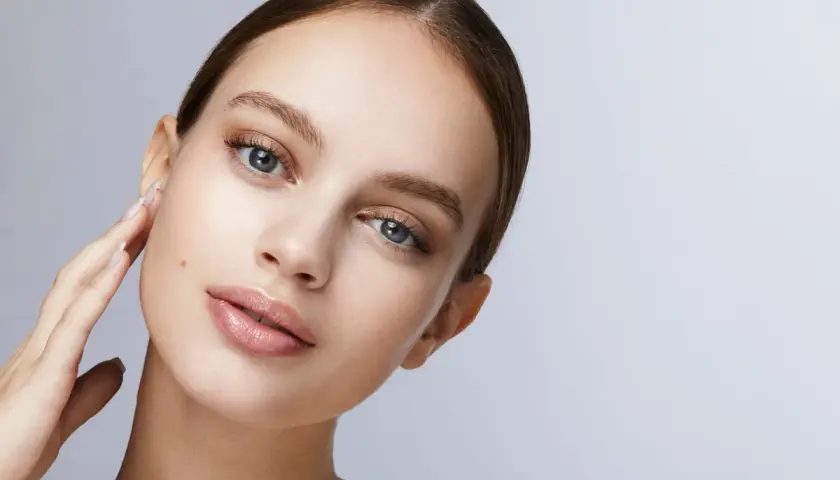Joven con piel radiante y labios sutiles, ideal para aprender como maquillarse paso a paso.
