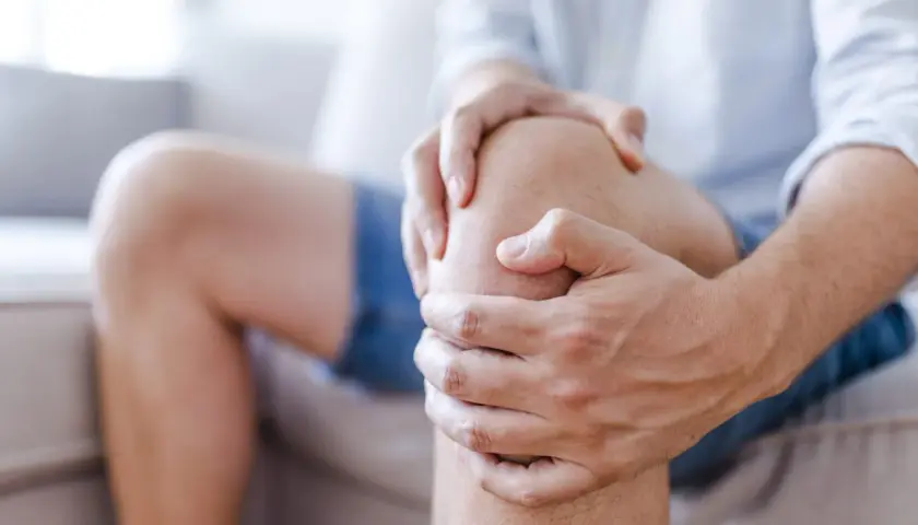 Ból kolana: reumatolog czy ortopeda? Który lekarz pomoże lepiej?