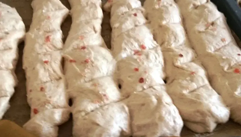 Teiglinge mit roten Sprenkeln, bereit, um Molke weiterzuverarbeiten.