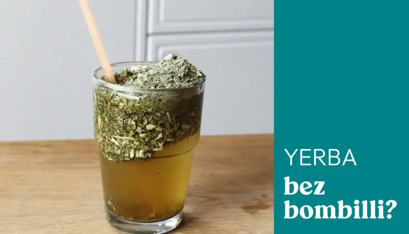Szklanka z yerba mate i słomką. Jak pić yerba mate bez bombilli? To proste, wystarczy słomka!