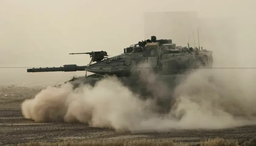 Ein israelischer Panzer fährt durch Staub. Die Zahlungen an Israel sind für die Sicherheit des Landes wichtig.