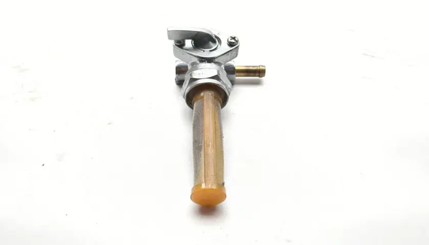 Llave de gasolina para moto con filtro. Permite controlar el flujo de combustible en sus posiciones llave.