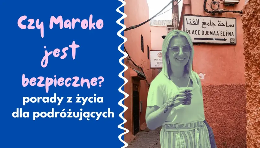 Kobieta z tatuażem na ręce uśmiecha się, trzymając napój, na tle uliczki w Maroku. Czy Maroko jest bezpieczne? Porady dla podróżujących.