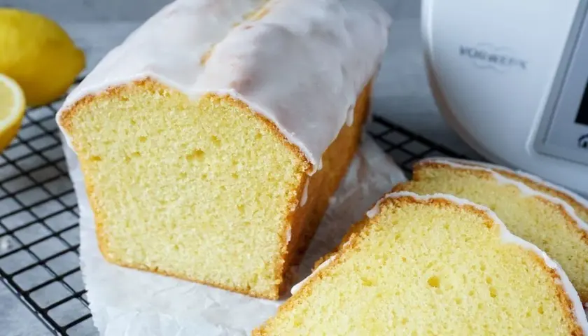 Saftiger Zitronenkuchen, frisch aus dem Thermomix, mit süßer Glasur. Perfekt für den Kaffeetisch.