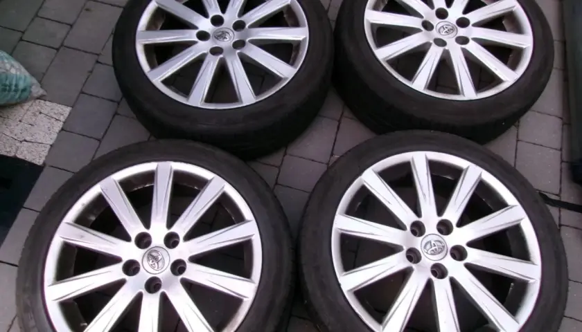 Cztery felgi aluminiowe z oponami do Toyota Avensis. Rozmiar opon widoczny na zdjęciu.