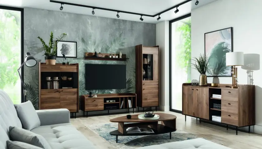 Nowoczesny salon z meblami w kolorze wenge, z szarą sofą i tapetą z motywem liści.