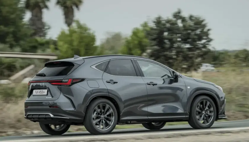 Lexus NX 450h+ gris en movimiento. Conoce las medidas del Lexus NX para tu próxima aventura.