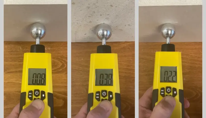 Drei Messungen mit einem Feuchtigkeitsmesser zeigen unterschiedliche Werte (0.08, 0.38, 0.22). So ermitteln Sie, wie feucht eine Wand sein darf.