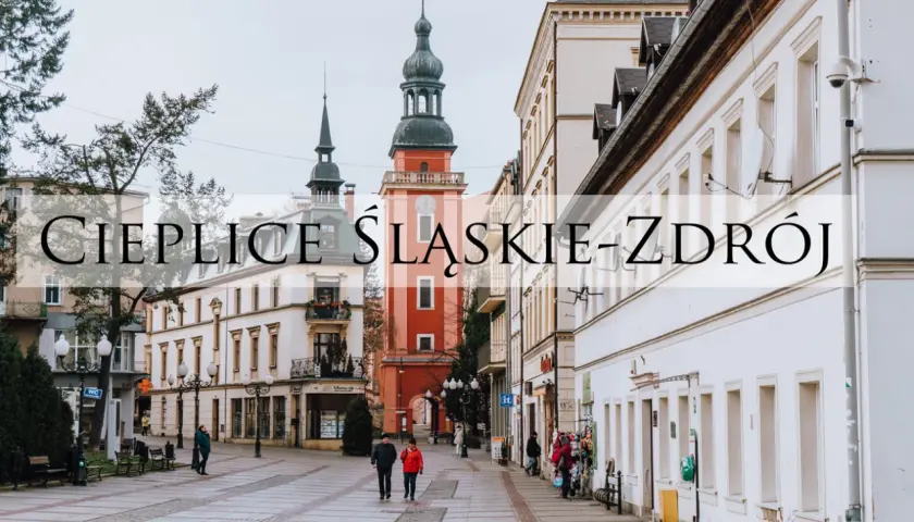 Spacer po urokliwym rynku w Cieplice Śląskie-Zdrój. W tle charakterystyczna wieża ratuszowa.
