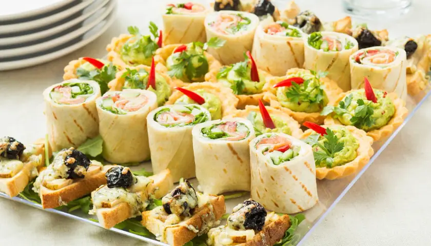 Patera na przystawki: rolki z łososiem, tartaletki z guacamole i grzanki z serem.